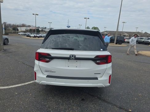Used 2025 Honda Odyssey Touring image 4