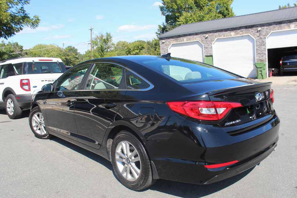 Used 2015 Hyundai Sonata SE w/ Option Group 09 FWD image 9