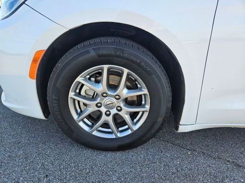 Used 2022 Chrysler Pacifica Touring image 28