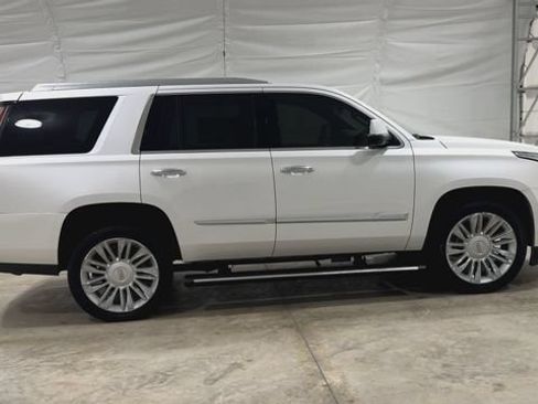 Used 2018 Cadillac Escalade Platinum RWD image 5