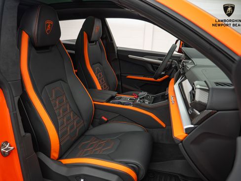 Used 2025 Lamborghini Urus SE image 21