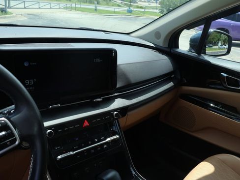 Certified 2022 Kia Carnival EX FWD image 23