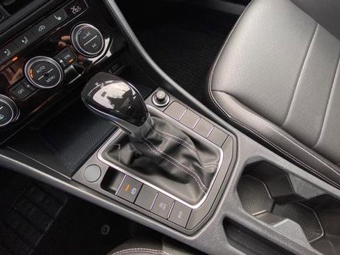 Used 2023 Volkswagen Jetta SE w/ Panoramic Sunroof Package FWD image 19