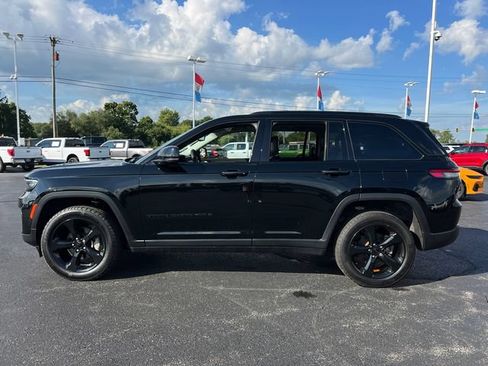 Used 2023 Jeep Grand Cherokee Limited w/ Black Appearance Package AWD/4WD image 4
