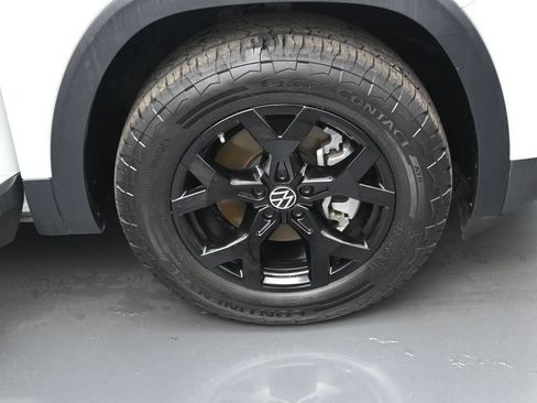 Used 2024 Volkswagen Atlas Peak Edition SE AWD/4WD image 37