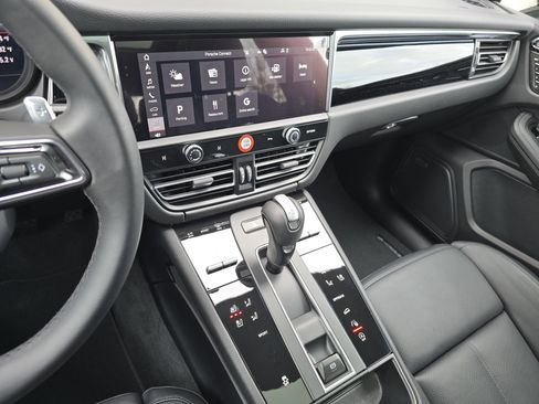 Certified 2025 Porsche Macan image 28
