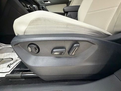 Used 2021 Volkswagen Tiguan SE w/ Panoramic Sunroof Package AWD/4WD image 28