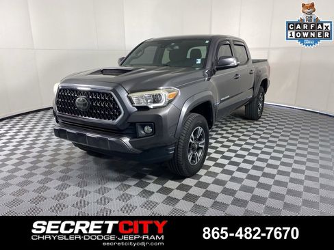 Used 2018 Toyota Tacoma TRD Sport image 3