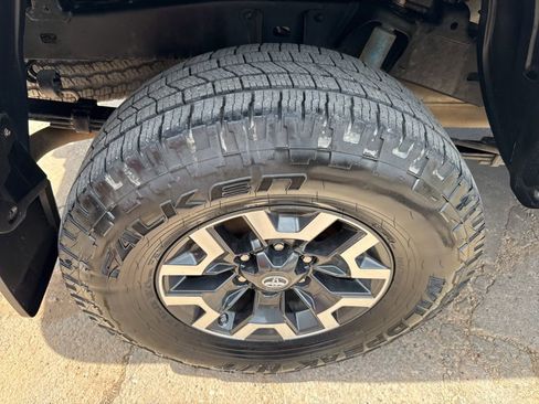 Used 2019 Toyota Tacoma TRD Off-Road w/ Technology Package AWD/4WD image 40