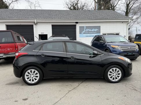 Used 2017 Hyundai Elantra GT image 3