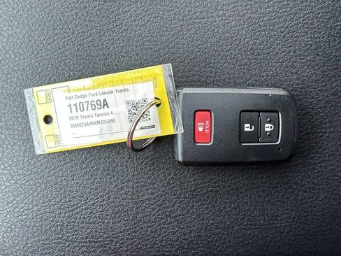 Used 2019 Toyota Tacoma Limited image 39