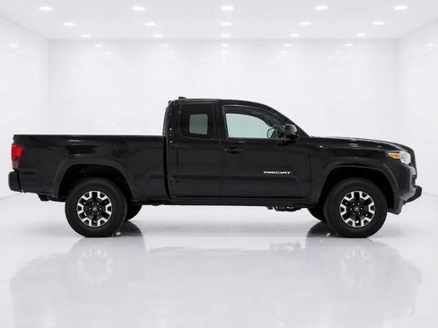 Used 2019 Toyota Tacoma TRD Off-Road AWD/4WD image 6