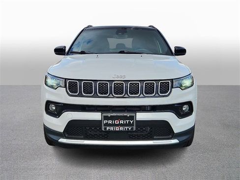 Used 2023 Jeep Compass Limited image 2