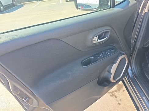 Used 2017 Jeep Renegade Latitude image 20