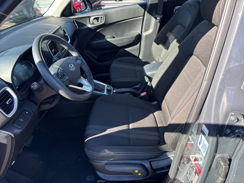 Certified 2024 Hyundai Venue SEL image 9