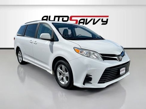 Used 2020 Toyota Sienna LE image 1