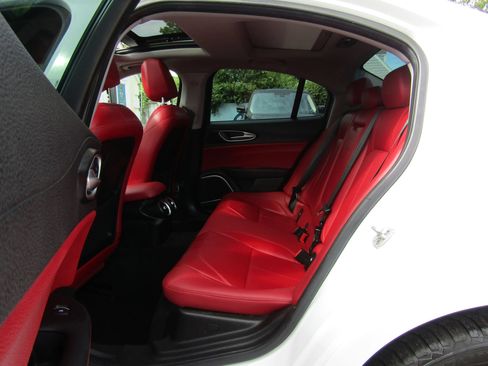 Used 2018 Alfa Romeo Giulia AWD image 14