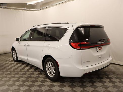 Used 2021 Chrysler Pacifica Touring-L FWD image 3