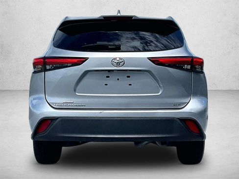 Used 2022 Toyota Highlander XLE FWD image 4