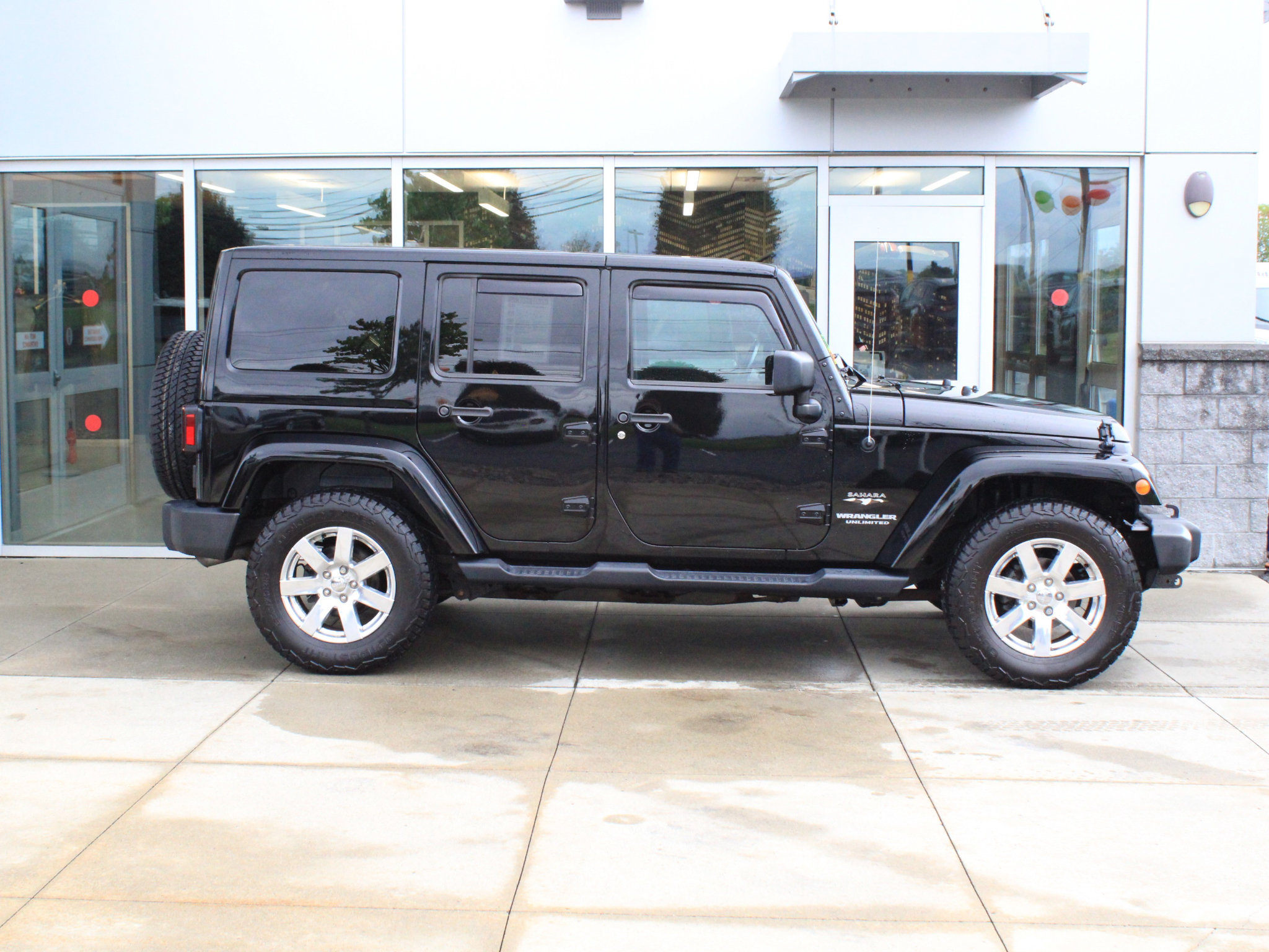 Used 2017 Jeep Wrangler Unlimited Sahara w/ Dual Top Group AWD/4WD image 4