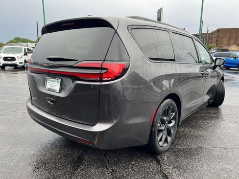 Used 2023 Chrysler Pacifica Touring-L w/ S Appearance Package FWD image 4