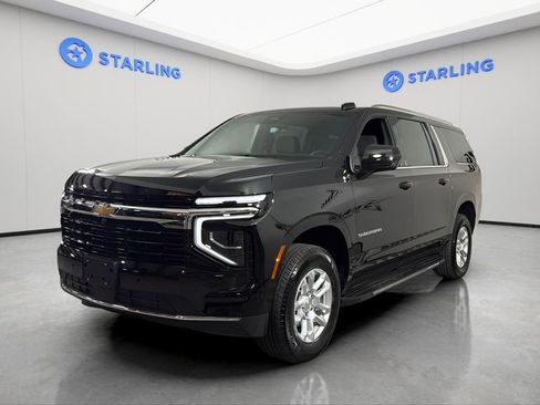 Used 2025 Chevrolet Suburban LS image 2