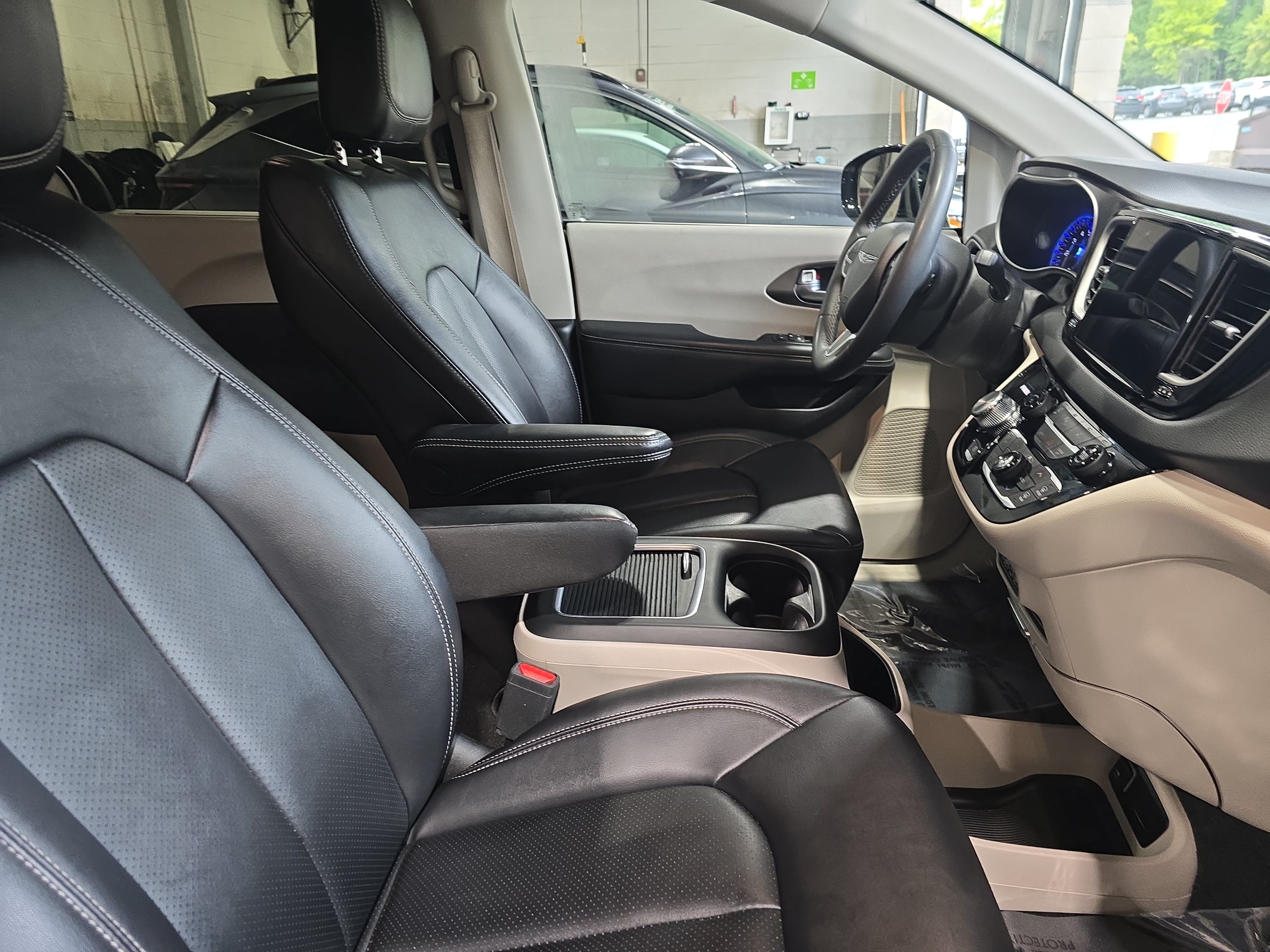 Used 2024 Chrysler Pacifica Touring-L FWD image 10