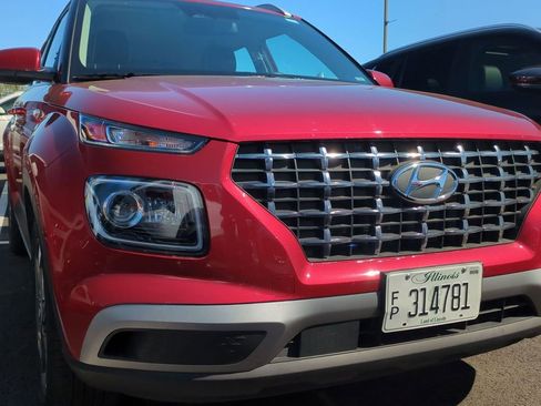 Used 2025 Hyundai Venue Limited FWD image 2