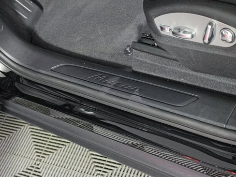 Used 2025 Porsche Macan image 18