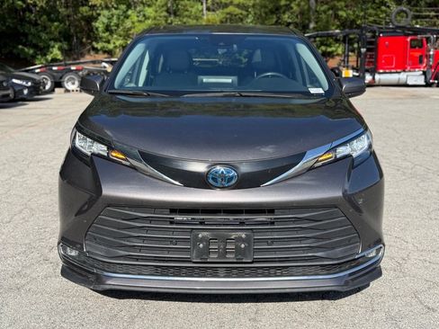 Used 2022 Toyota Sienna XLE FWD image 2
