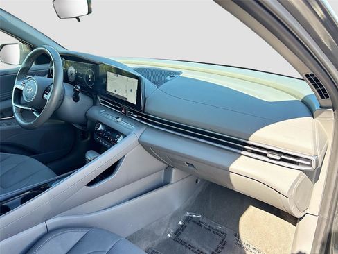 Used 2025 Hyundai Elantra SEL image 29