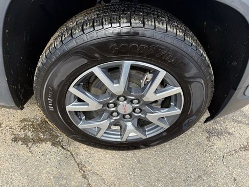 Used 2023 GMC Acadia SLT image 11