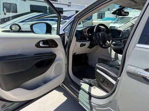 Used 2023 Chrysler Pacifica Limited FWD image 15