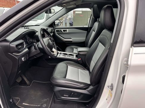 Used 2022 Ford Explorer XLT w/ Equipment Group 202A AWD/4WD image 12