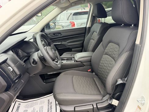 Used 2025 Nissan Pathfinder S FWD image 8
