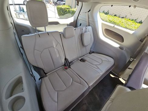 Used 2019 Chrysler Pacifica Touring-L FWD image 9