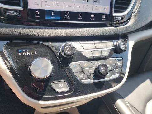 Used 2023 Chrysler Pacifica Touring-L image 26