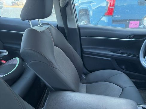 Used 2018 Toyota Camry LE image 12