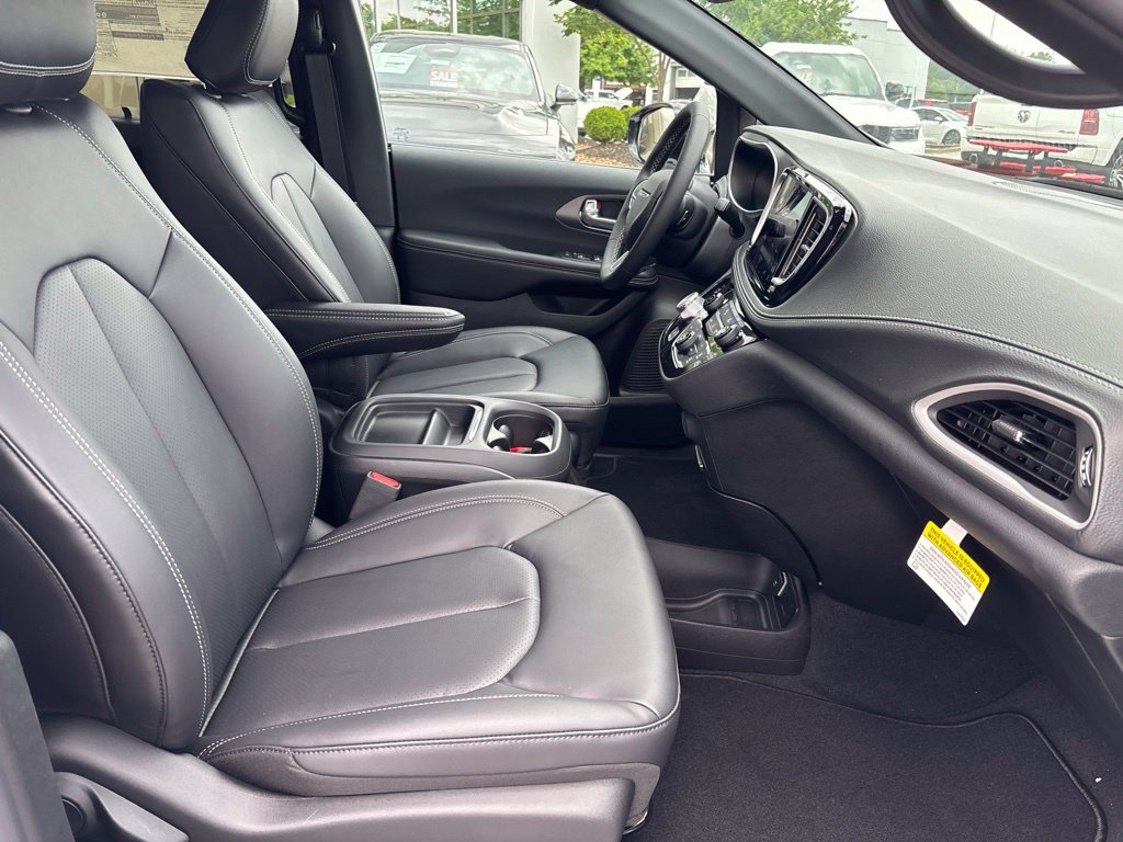 New 2027 Chrysler Pacifica Select FWD image 49