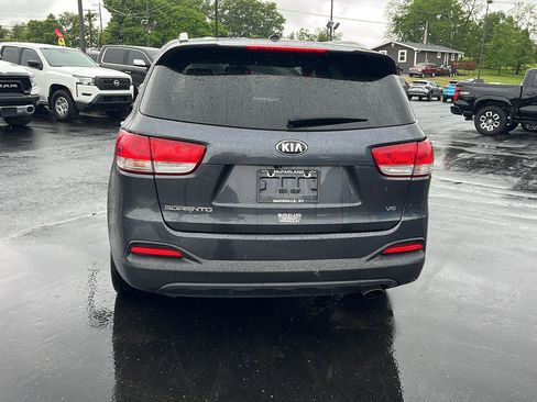 Used 2017 Kia Sorento AWD image 4