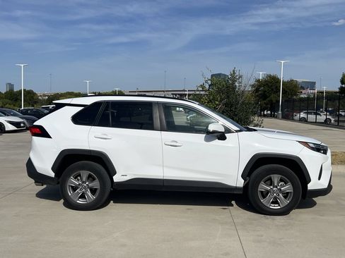 Used 2022 Toyota RAV4 XLE w/ Convenience Package AWD/4WD image 3