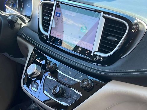 Used 2022 Chrysler Pacifica Touring-L FWD image 27