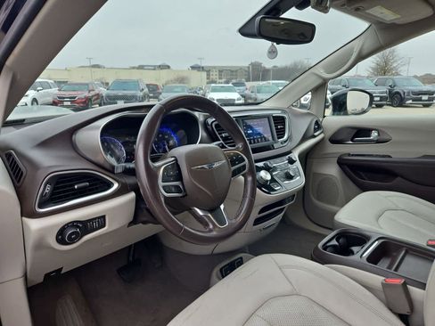 Used 2018 Chrysler Pacifica Touring-L image 2