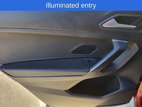 Used 2021 Volkswagen Tiguan SE w/ Panoramic Sunroof Package image 13