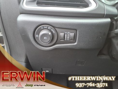 Certified 2025 Chrysler Pacifica Select FWD image 15