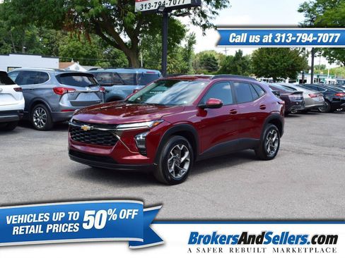 Used 2024 Chevrolet Trax LT w/ Sunroof Package FWD image 1