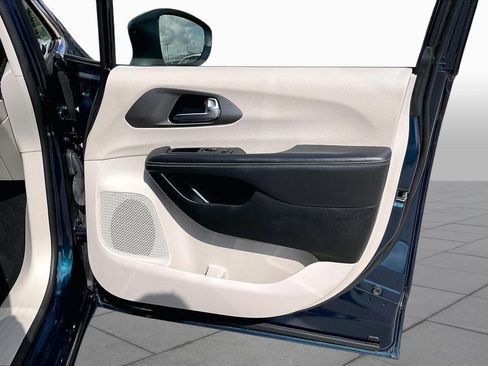 Used 2023 Chrysler Pacifica Touring-L FWD image 22