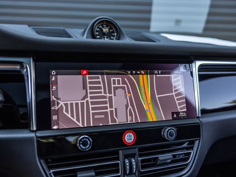 Certified 2026 Porsche Macan AWD/4WD image 18