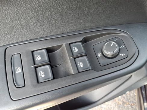 Certified 2025 Volkswagen Taos SE image 19