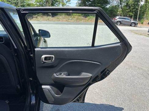 Used 2021 Hyundai Venue SE FWD image 16